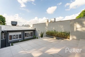 Casa à venda com 176m², 3 dormitórios, 1 suíte, 4 vagas, no bairro Tristeza em Porto Alegre