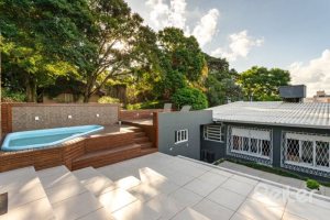 Casa à venda com 176m², 3 dormitórios, 1 suíte, 4 vagas, no bairro Tristeza em Porto Alegre