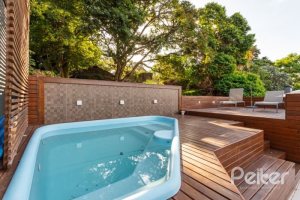 Casa à venda com 176m², 3 dormitórios, 1 suíte, 4 vagas, no bairro Tristeza em Porto Alegre