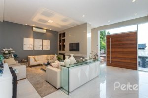 Casa à venda com 176m², 3 dormitórios, 1 suíte, 4 vagas, no bairro Tristeza em Porto Alegre