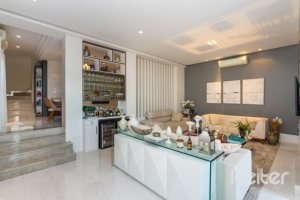 Casa à venda com 176m², 3 dormitórios, 1 suíte, 4 vagas, no bairro Tristeza em Porto Alegre