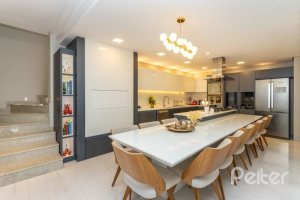 Casa à venda com 176m², 3 dormitórios, 1 suíte, 4 vagas, no bairro Tristeza em Porto Alegre