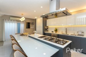 Casa à venda com 176m², 3 dormitórios, 1 suíte, 4 vagas, no bairro Tristeza em Porto Alegre