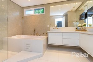 Casa à venda com 176m², 3 dormitórios, 1 suíte, 4 vagas, no bairro Tristeza em Porto Alegre