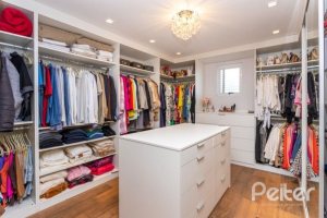 Casa à venda com 176m², 3 dormitórios, 1 suíte, 4 vagas, no bairro Tristeza em Porto Alegre