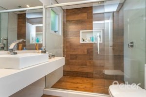 Casa à venda com 176m², 3 dormitórios, 1 suíte, 4 vagas, no bairro Tristeza em Porto Alegre