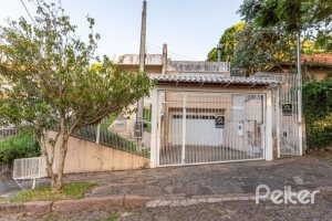 Casa à venda com 176m², 3 dormitórios, 1 suíte, 4 vagas, no bairro Tristeza em Porto Alegre