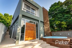 Casa à venda com 176m², 3 dormitórios, 1 suíte, 4 vagas, no bairro Tristeza em Porto Alegre
