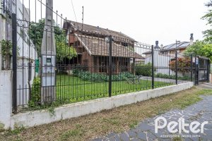 Casa à venda com 329m², 5 dormitórios, 1 suíte, 3 vagas, no bairro Tristeza em Porto Alegre