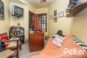 Casa à venda com 329m², 5 dormitórios, 1 suíte, 3 vagas, no bairro Tristeza em Porto Alegre