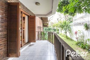 Casa à venda com 329m², 5 dormitórios, 1 suíte, 3 vagas, no bairro Tristeza em Porto Alegre