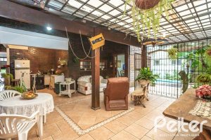 Casa à venda com 329m², 5 dormitórios, 1 suíte, 3 vagas, no bairro Tristeza em Porto Alegre