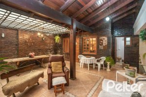 Casa à venda com 329m², 5 dormitórios, 1 suíte, 3 vagas, no bairro Tristeza em Porto Alegre