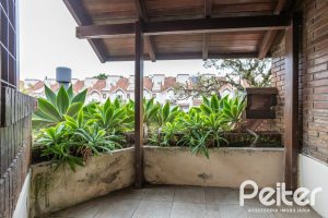 Casa à venda com 329m², 5 dormitórios, 1 suíte, 3 vagas, no bairro Tristeza em Porto Alegre