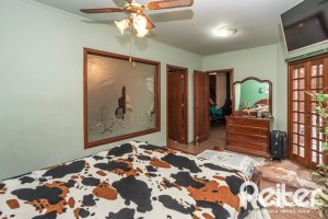 Casa à venda com 329m², 5 dormitórios, 1 suíte, 3 vagas, no bairro Tristeza em Porto Alegre