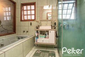 Casa à venda com 329m², 5 dormitórios, 1 suíte, 3 vagas, no bairro Tristeza em Porto Alegre