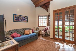 Casa à venda com 329m², 5 dormitórios, 1 suíte, 3 vagas, no bairro Tristeza em Porto Alegre