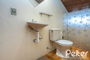 Casa à venda com 329m², 5 dormitórios, 1 suíte, 3 vagas, no bairro Tristeza em Porto Alegre