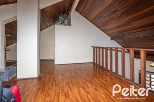 Casa à venda com 329m², 5 dormitórios, 1 suíte, 3 vagas, no bairro Tristeza em Porto Alegre