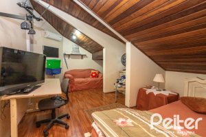 Casa à venda com 329m², 5 dormitórios, 1 suíte, 3 vagas, no bairro Tristeza em Porto Alegre