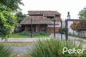 Casa à venda com 329m², 5 dormitórios, 1 suíte, 3 vagas, no bairro Tristeza em Porto Alegre