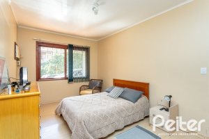 Casa à venda com 179m², 5 dormitórios, 3 vagas, no bairro Ipanema em Porto Alegre