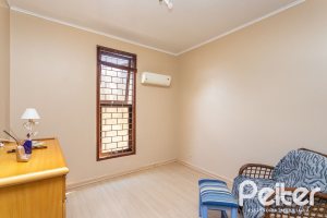 Casa à venda com 179m², 5 dormitórios, 3 vagas, no bairro Ipanema em Porto Alegre