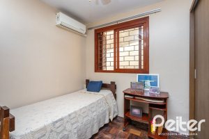 Casa à venda com 179m², 5 dormitórios, 3 vagas, no bairro Ipanema em Porto Alegre
