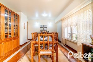 Casa à venda com 552m², 4 dormitórios, 2 suítes, 2 vagas, no bairro Jardim Isabel em Porto Alegre