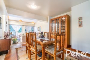 Casa à venda com 552m², 4 dormitórios, 2 suítes, 2 vagas, no bairro Jardim Isabel em Porto Alegre