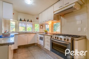 Casa à venda com 552m², 4 dormitórios, 2 suítes, 2 vagas, no bairro Jardim Isabel em Porto Alegre