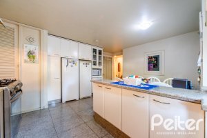 Casa à venda com 552m², 4 dormitórios, 2 suítes, 2 vagas, no bairro Jardim Isabel em Porto Alegre