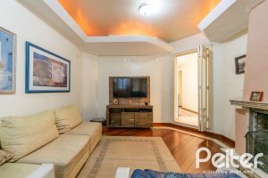 Casa à venda com 552m², 4 dormitórios, 2 suítes, 2 vagas, no bairro Jardim Isabel em Porto Alegre