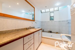 Casa à venda com 552m², 4 dormitórios, 2 suítes, 2 vagas, no bairro Jardim Isabel em Porto Alegre