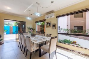 Casa em Condomínio à venda com 234m², 3 dormitórios, 3 suítes, 3 vagas, no bairro Hípica em Porto Alegre