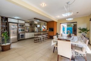 Casa em Condomínio à venda com 234m², 3 dormitórios, 3 suítes, 3 vagas, no bairro Hípica em Porto Alegre