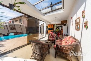 Casa em Condomínio à venda com 234m², 3 dormitórios, 3 suítes, 3 vagas, no bairro Hípica em Porto Alegre