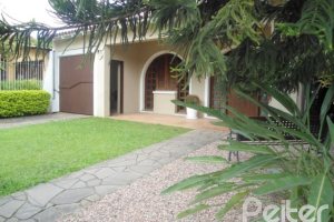 Casa à venda com 259m², 3 dormitórios, 1 suíte, 2 vagas, no bairro Jardim Isabel em Porto Alegre