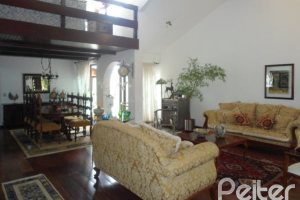 Casa à venda com 259m², 3 dormitórios, 1 suíte, 2 vagas, no bairro Jardim Isabel em Porto Alegre