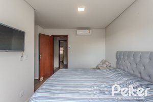 Casa à venda com 257m², 3 dormitórios, 3 suítes, 3 vagas, no bairro Sétimo Céu em Porto Alegre