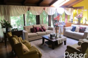 Casa à venda com 600m², 7 dormitórios, 3 suítes, 3 vagas, no bairro Espírito Santo em Porto Alegre