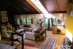 Casa à venda com 600m², 7 dormitórios, 3 suítes, 3 vagas, no bairro Espírito Santo em Porto Alegre