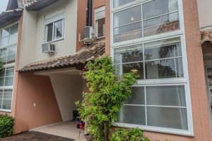 Casa em Condomínio à venda com 131m², 3 dormitórios, 2 suítes, 2 vagas, no bairro Tristeza em Porto Alegre