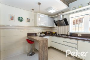 Casa à venda com 226m², 3 dormitórios, 1 suíte, 4 vagas, no bairro Ipanema em Porto Alegre