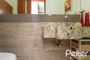 Casa à venda com 226m², 3 dormitórios, 1 suíte, 4 vagas, no bairro Ipanema em Porto Alegre