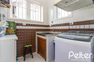 Casa à venda com 226m², 3 dormitórios, 1 suíte, 4 vagas, no bairro Ipanema em Porto Alegre