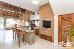 Casa à venda com 226m², 3 dormitórios, 1 suíte, 4 vagas, no bairro Ipanema em Porto Alegre