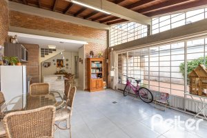 Casa à venda com 226m², 3 dormitórios, 1 suíte, 4 vagas, no bairro Ipanema em Porto Alegre