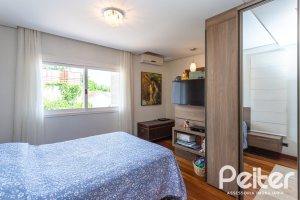 Casa à venda com 226m², 3 dormitórios, 1 suíte, 4 vagas, no bairro Ipanema em Porto Alegre