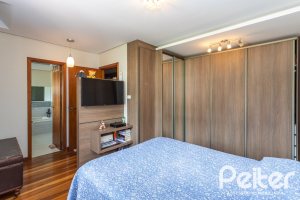 Casa à venda com 226m², 3 dormitórios, 1 suíte, 4 vagas, no bairro Ipanema em Porto Alegre